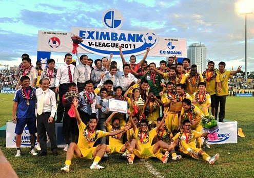 Song Lam Nghe An Club celebrate their 2011 Eximbank V-League title on Sunday, August 21, 2011 at their home Vinh Stadium (Photo: Vietnam News Agency)